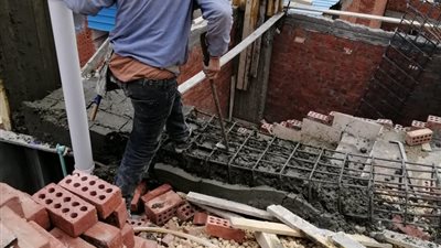 خلف الأمن المركزي.. إزالة أعمدة دور سادس لعقار مخالف بالمنصورة