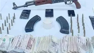 بنصف كيلو هيروين وأسلحة.. سقوط تاجري مخدرات بأوسيم