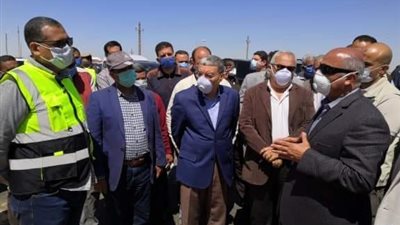 وزير النقل ومحافظ المنيا يتفقدان معدلات تنفيذ محور سمالوط