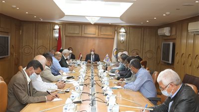 محافظ قنا يعلن إيقاف تراخيص البناء بـ3 مدن لمدة 6 أشهر