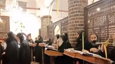 شاهد .. صلاة عشية أحد الشعانين من دير المحرق بأسيوط 