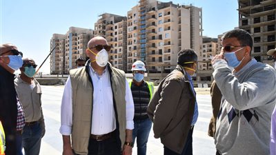 وزير الإسكان يتابع الإجراءات الوقائية لمكافحة كورونا في مواقع مشروعات مدينة العلمين الجديدة