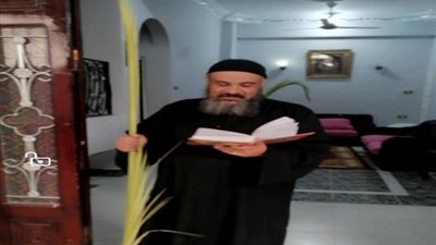 من منزله.. راعي كنيسة الأنبا أنطونيوس بأبو شوشة يرأس صلاة عشية أحد الشعانين