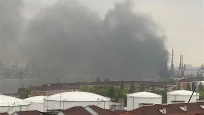 حريق ضخم بأكبر السفن البحرية في الصين