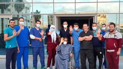 تعافي مصاب بكورونا 60 عاما في مستشفى العزل 15 مايو