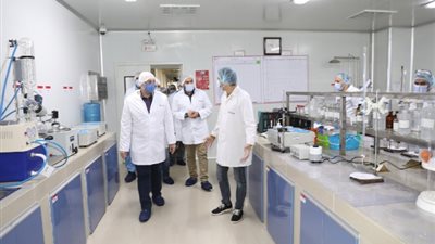 محافظ بني سويف لعمال المصانع: 