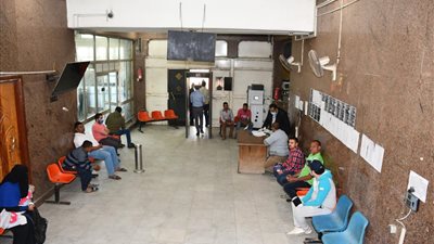 محافظ الفيوم يتفقد منافذ صرف منحة العمالة غير المنتظمة (صور)