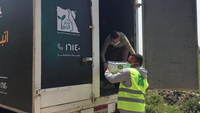 توزيع مواد غذائية ومطهرات على العاملين بمصنع أبيس بالإسكندرية