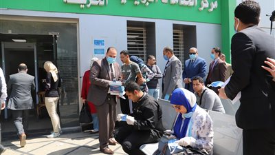 وزير الاتصالات يعلن شرطي صرف منحة الـ500 جنيه للعمالة غير المنتظمة (فيديو)