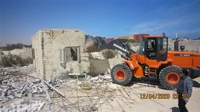   جهاز القرى السياحية يزيل التعديات على قطعة أرض جنوب مارينا 