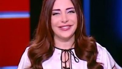 مكالمة غير متوقعة.. لبنى عسل تتعرض لموقف طريف على الهواء (فيديو)