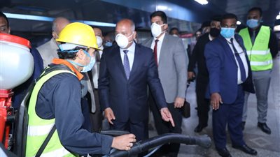 وزير النقل يشهد توزيع 400 ألف كمامة مجانية بالمترو (فيديو)