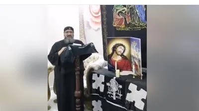 كاهن كنيسة الأنبا أنطونيوس بأبوشوشة بقنا يرأس صلاة البصخة بدون شعب 