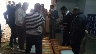 ضبط كمية هائلة من الخمور المهربة داخل جراج مغلق بالنزهة (صور)