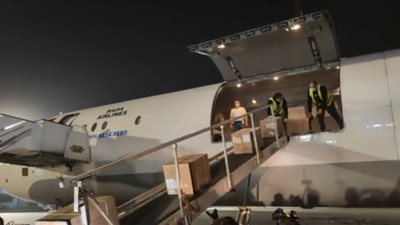 شاهد.. وصول شحنة طبية من الصين إلى القاهرة