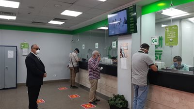 محافظ القاهرة يتابع صرف منحة العمالة غير المنتظمة بحي عابدين