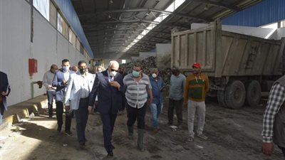 محافظ الجيزة يتابع مجهودات جمع المخلفات بمحطات المناولة في كرداسة والمريوطية