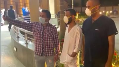 أطباء مستشفى العزل بملوي يحتفلون بخروج 18 متعافيا من كورونا