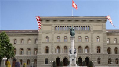 الحكومة السويسرية تعتزم تخفيف قيود كورونا تدريجيا