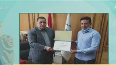 عامل يعثر على حقيبة بها 15 ألف دينار كويتي ويسلمها لصاحبها