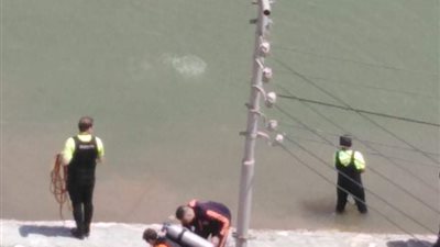 لحظة انتشال جثة طفل غرق بمياه ترعة المنصورية بالدقهلية (فيديو)