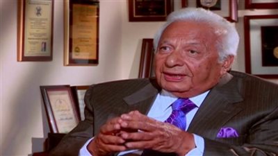 متى ينتهي العزل الصحي؟.. الدكتور أحمد عكاشة يجيب