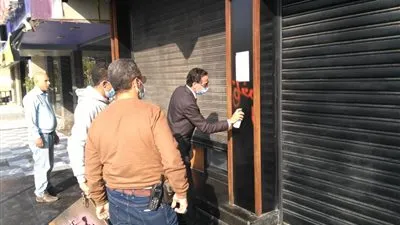 غلق وتشميع محلات ورفع باعة متجولين خالفوا الحظر بالنزهة (صور)