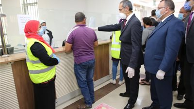 وزير الاتصالات يتفقد منافذ البريد لمتابعة انتظام صرف 