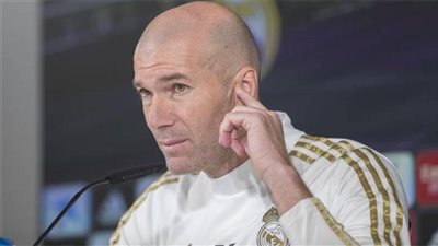 نجم ريال مدريد يكشف كيف يعامل زيدان لاعبيه