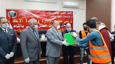 محافظ القاهرة يوزع المواد الغذائية على مليون أسرة محدودة الدخل