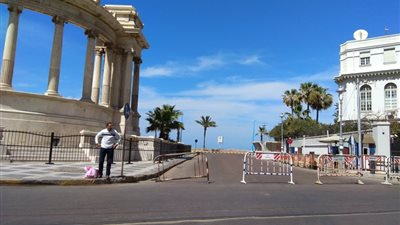 حواجز حديدية لمنع اقتراب المواطنين من كورنيش الإسكندرية (صور)