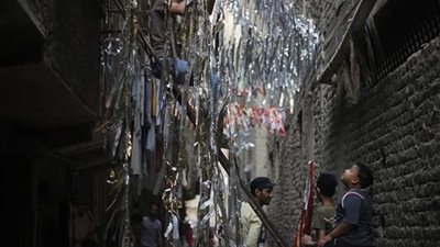 يتجاهلون كورونا.. أطفال الجيزة يزينون شوارعها استقبالا لشهر رمضان (صور) 