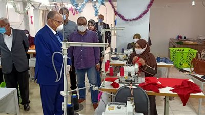 محافظ القاهرة يتفقد ورشة لتصنيع الملابس بالاسمرات