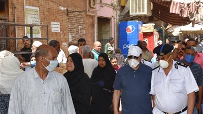 محافظ أسوان يتابع إجراءات التعقيم بالأسواق (فيديو وصور)