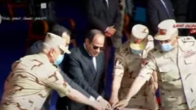 شاهد.. السيسي وقيادات الهيئة الهندسية يطلقون إشارة خروج إحدى ماكينات الحفر