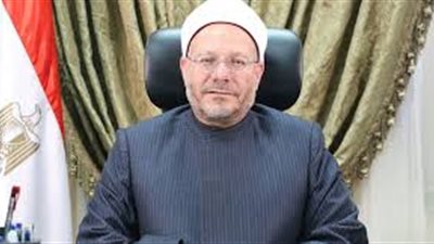 ما حكم صلاة التراويح خلف إمام الحرم عبر التلفزيون؟.. المفتي يجيب