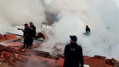 بعد تفحم سيارات.. السيطرة على حريق جراج بشارع البحر الأعظم