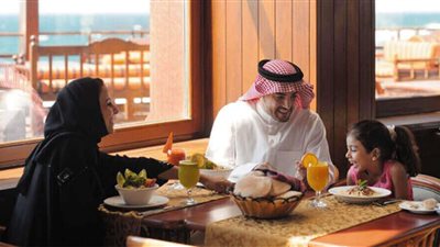 السعودية تعلن تعديل أوقات فتح نشاط المطاعم في شهر رمضان 