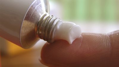 هل استخدام المراهم والكريمات على الجلد يبطل الصوم؟.. الإفتاء تجيب