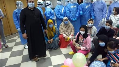 مستشفي العزل بكفر الزيات تحتفل بسبوع مولود كورونا (صور)