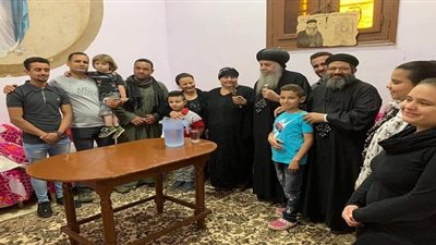 في الذكرى السنوية لرحيله.. الأنبا أغاثون في زيارة إلى أسرة الراحل القمص مكسيموس رشدي