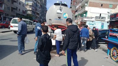 بعد قطع الخدمة.. توزيع مياه الشرب على أهالي العجمي بالإسكندرية (صور)