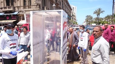 شباب يطلقون أول جهاز للتعقيم الذاتي في أكبر سوق شعبي بالإسكندرية (فيديو)