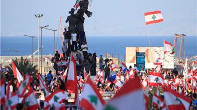 متظاهرون يقطعون الطرق الرئيسية احتجاجاً على تدهور سعر صرف الليرة