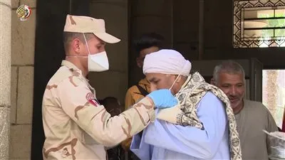 القوات المسلحة تواصل توزيع الكمامات على المواطنين مجانا (فيديو)