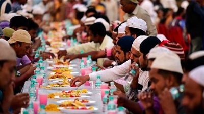 يتسحرون بأوراق الخضراوات ومنعوا إفطار المساجد.. كيف يقضي مسلمي الهند رمضان بزمن كورونا