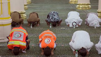 تطبيق الإجراءات الاحترازية في التباعد بين صفوف المصلين لمنع تفشي كورونا