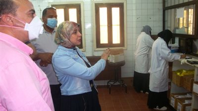 استجابة لشكاوي المواطنين.. محافظ أسوان فى زيارة مفاجئة للتأمين الصحى