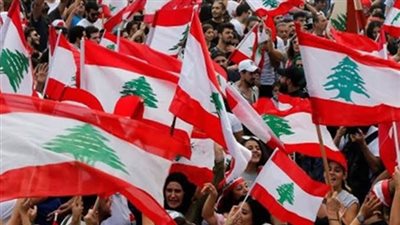 محتجون لبنانيون يحطمون واجهات المصارف في طرابلس  