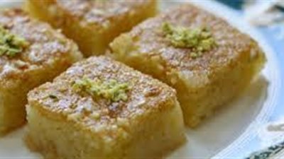 بالفيديو.. تكات نجاح البسبوسة والحصول عليها طرية زي المحلات.. حلوى رمضانية شهية